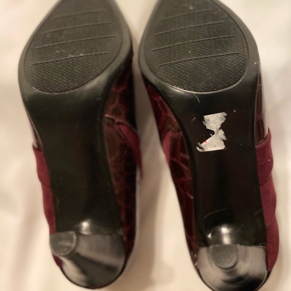 Gorgeous NEW Impo Stretch Brown Bordeaux Crocodile Embossed 3” Heel size 9 1/2” - Picture 9 of 11